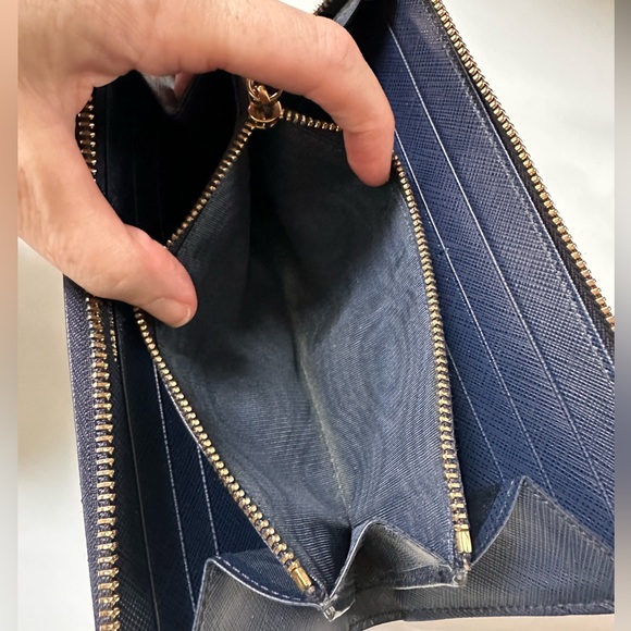 ❌SOLD❌EUC Salvatore Ferragamo Zip Wallet - Picture 7 of 12